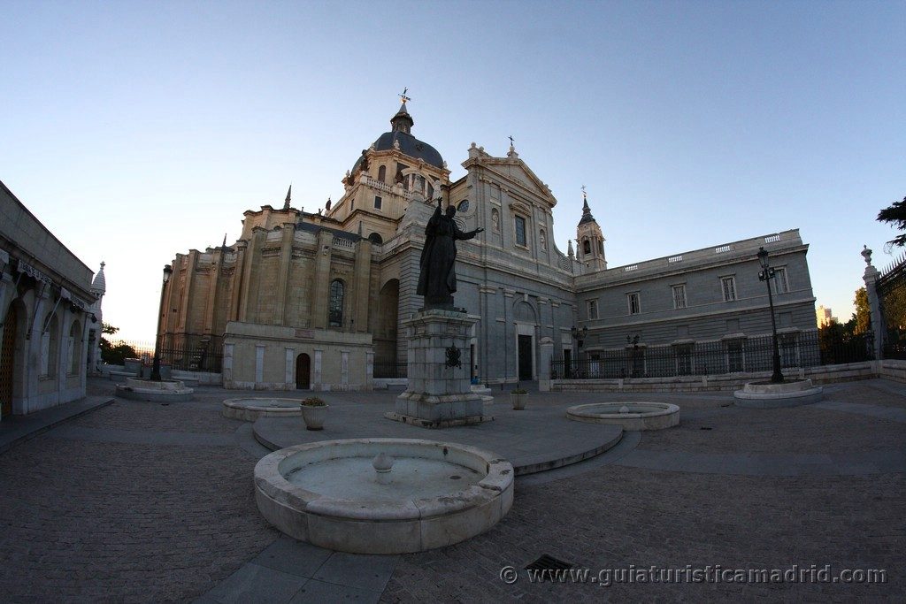Monumento a Juan Pablo II en la Almudena