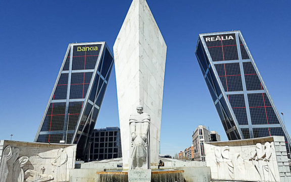 Torres Kio y monumento a Calvo Sotelo
